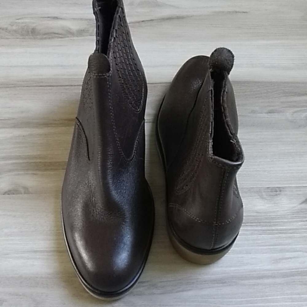 Nelson Brown ankle boots